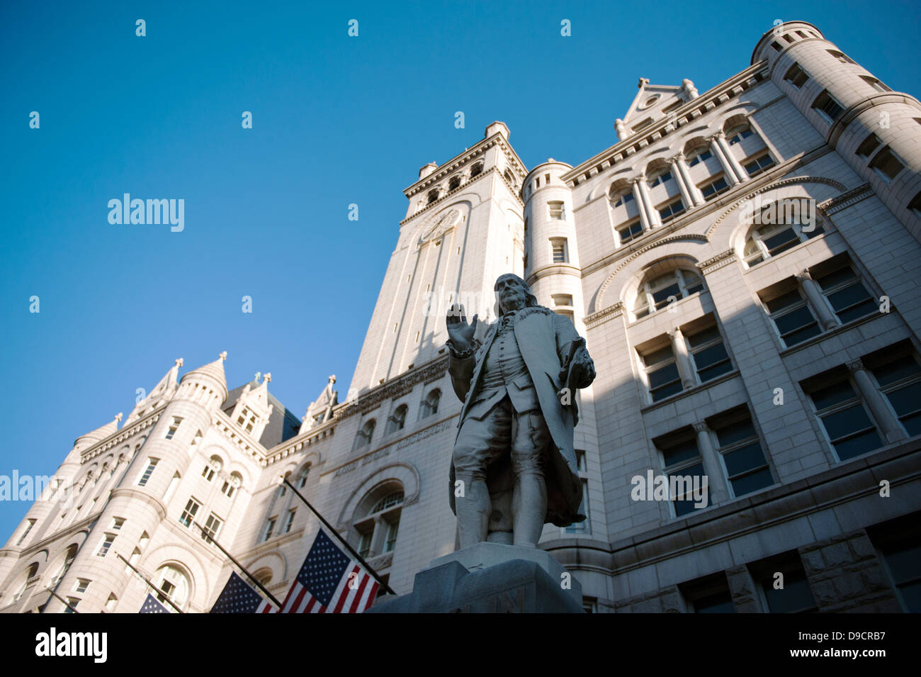 Eine Statue von Benjamin Franklin vor dem alten Postamt Pavillon in Washington, D.C. Stockfoto