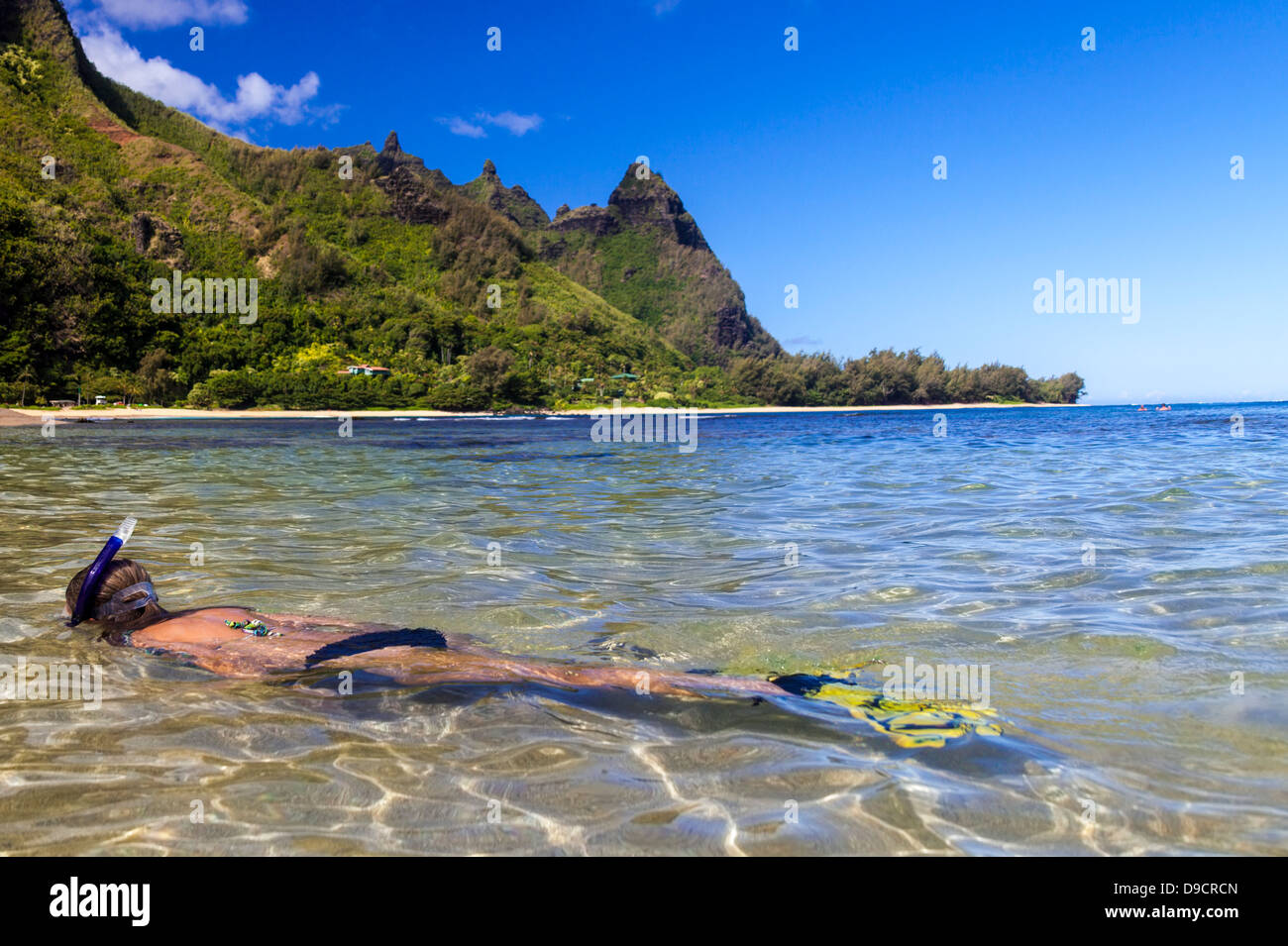 Schnorchler am Tunnel Beach auf Kauai mit Mt. Makana genannt Bali Hai, im Hintergrund Stockfoto
