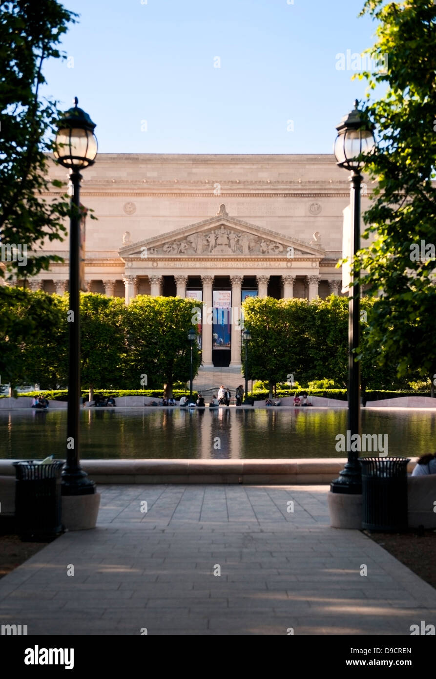 The U.S. National Archives gesehen von der Smithsonian National Sculpture Garden Stockfoto