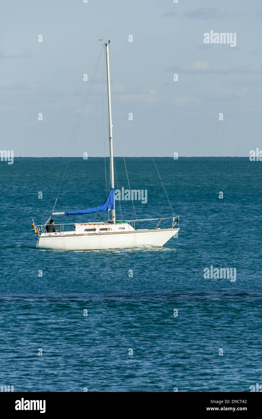 Sailbot am Lake Michigan mit Segel nach unten. Stockfoto