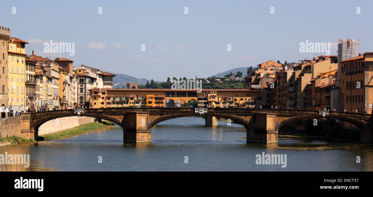 Der Ponte Vecchio mittelalterlichen geschlossen - brüstungs Segmentbogen Brücke über den Fluss Arno in Florenz, Italien, für immer noch Geschäfte entlang der es gebaut, wie einst üblich war. Es wurde im Jahre 1345 umgebaut Stockfoto