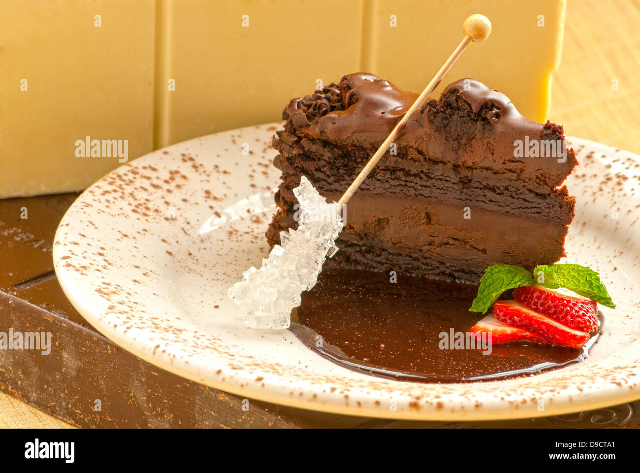 Frisch geschnittene Schokoladenkuchen mit Kandiszucker. Stockfoto