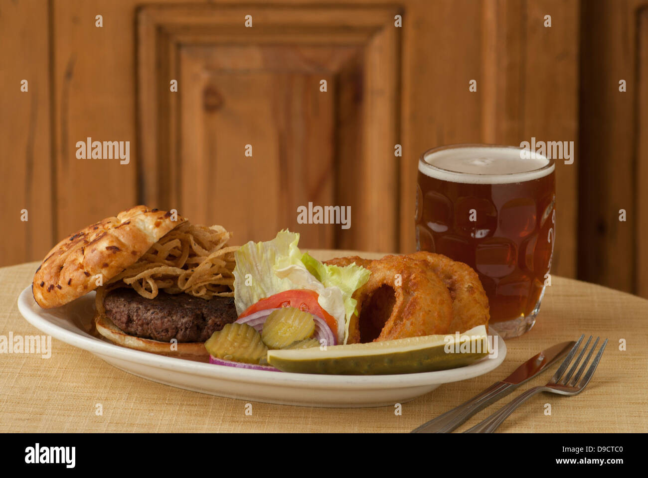 Eine schöne Burger und Bier vom Fass aus einem Pub. Stockfoto