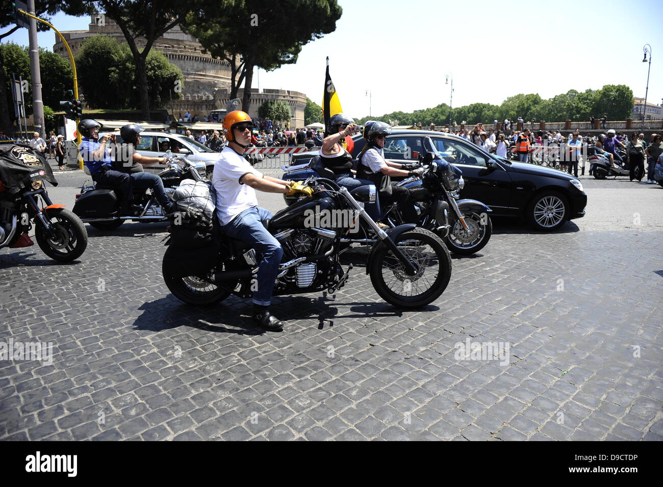 Rom, Italien. Juni 2013. Harley-Davidson-Enthusiasten Rollen In Rom Ein. Das niedrige Grollen von etwa 35,000 Harley Davidson überholt die Summen der Roller und Autos in den Straßen rund um den Vatikan, und am Sonntag wird es sogar auf dem Petersplatz anwesend sein. Quelle: s.s./Alamy Live News Stockfoto