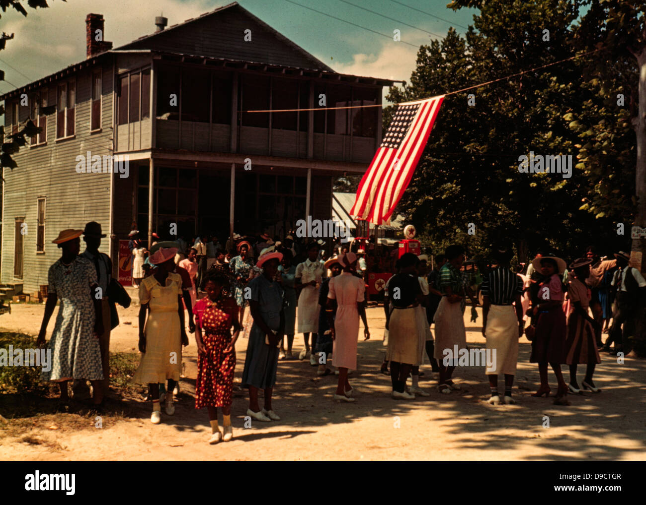 Ein Fourth Of July-fest, St. Helena Island, South Carolina, ca. 1939 Texaco Tankstelle hinter Flagge. Stockfoto