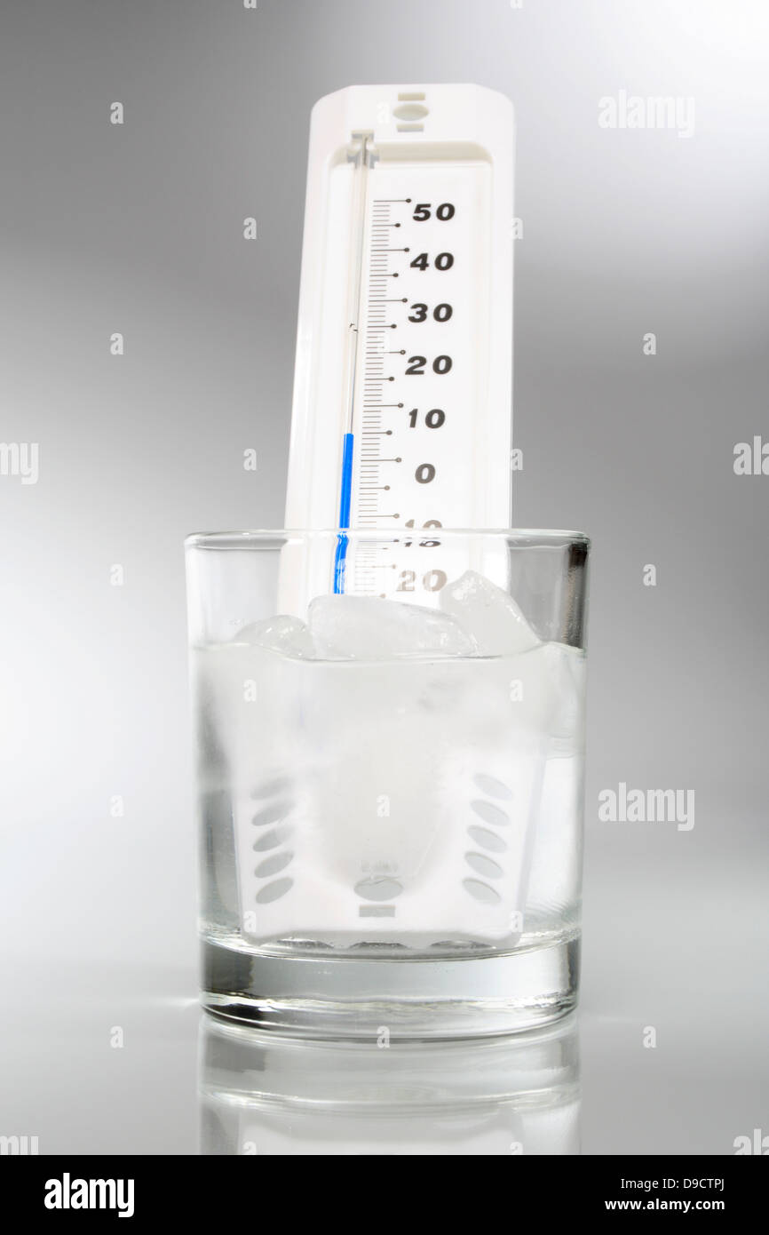Wasserglas mit thermometer Stockfoto