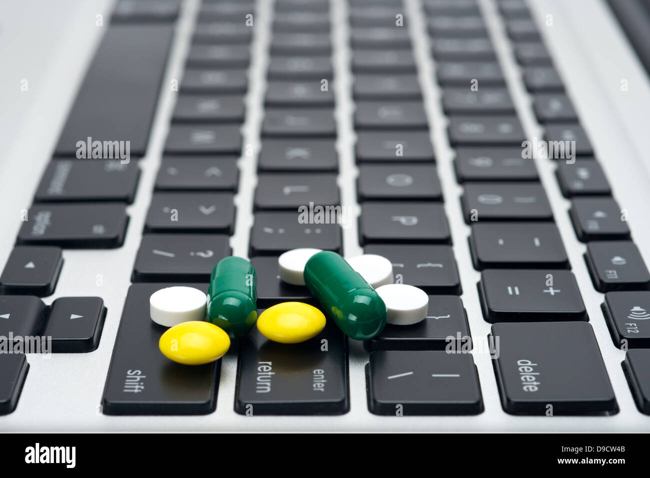 Online Rezept bestellen Konzept mit Flaschen Medizin auf Tastatur Stockfoto