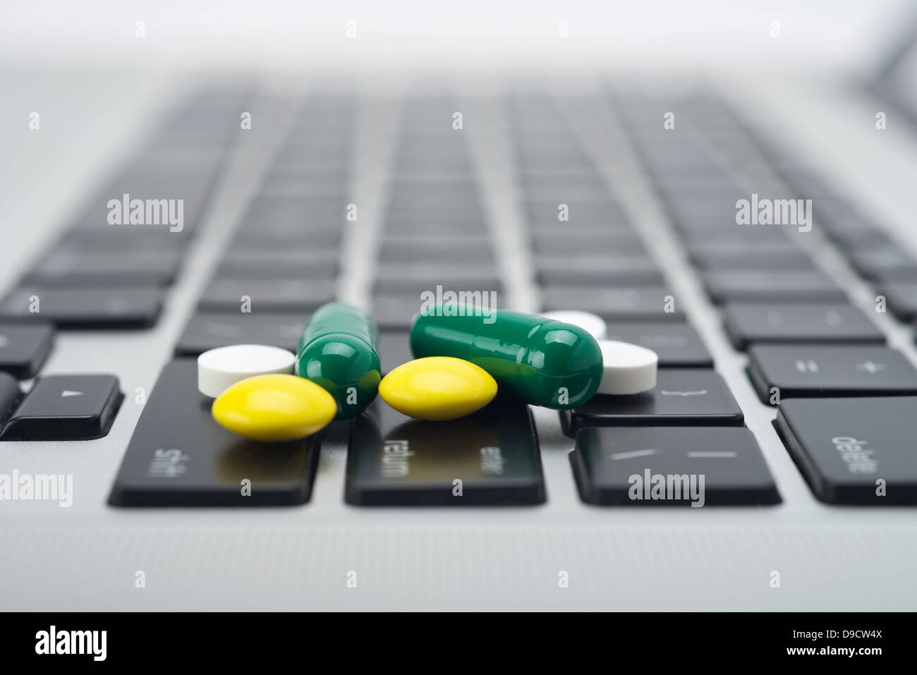Online Rezept bestellen Konzept mit Flaschen Medizin auf Tastatur Stockfoto