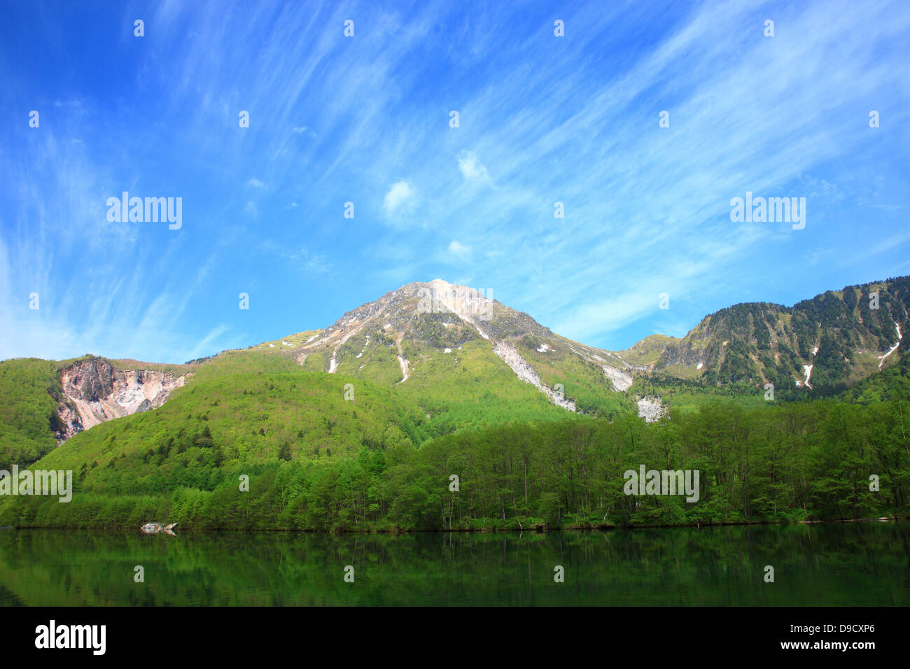 Yakedake-Bergkette und Taisho Teich, Präfektur Nagano Stockfoto