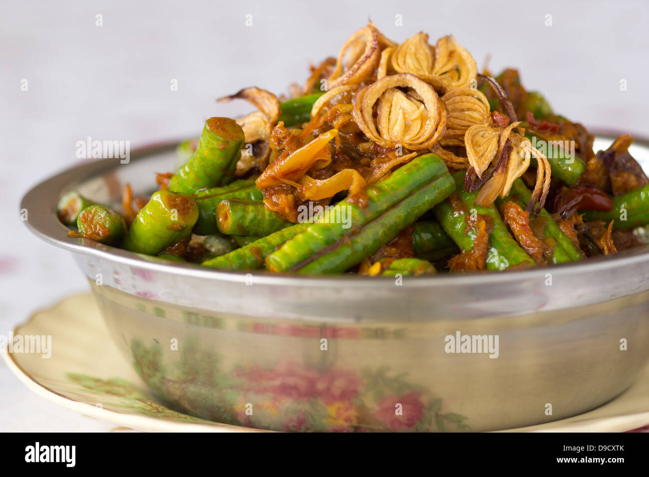 Lange Bohnen mit würzigen Sambal Balachan Stockfoto