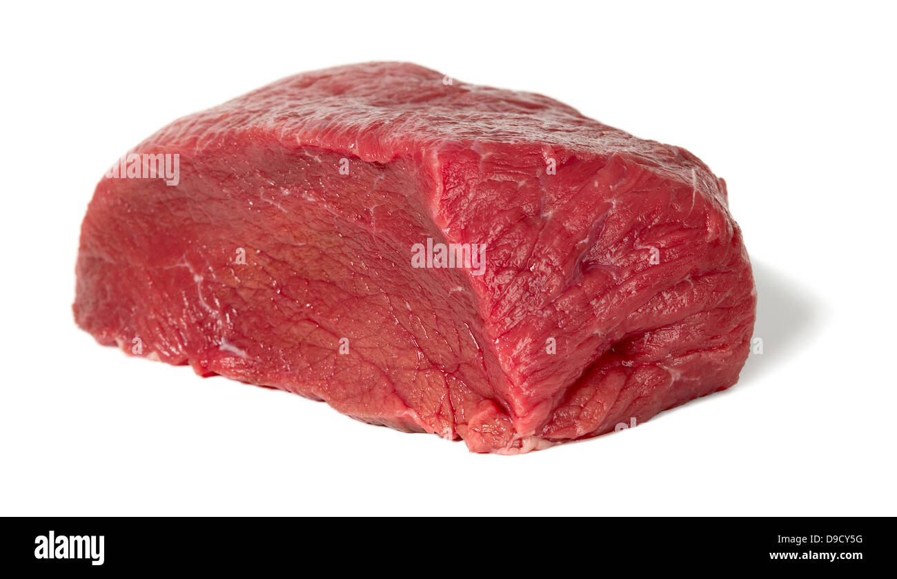 Rohes in Scheiben geschnittene Fleisch platziert auf weißem Hintergrund, Food-Konzept Stockfoto