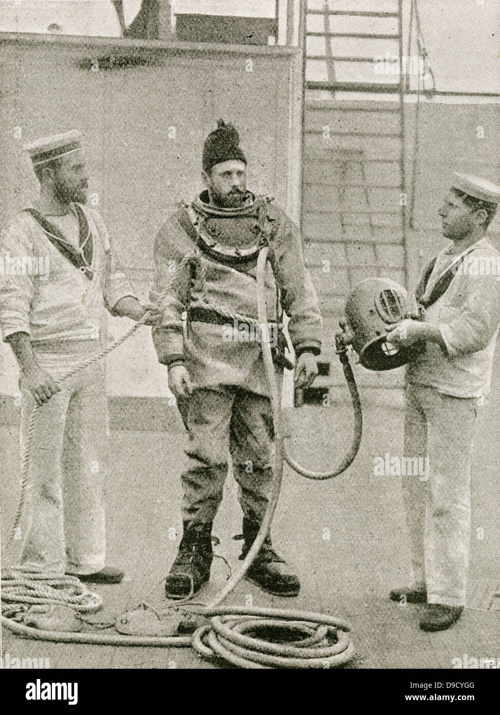 Royal Navy Taucher an Bord der HMS Camperdown Vorbereitung; den Ring nach unten gehen die Verletzung durch eine Kollision zwischen HMS Camperdown und HMS Victoria, Juli 1893 verursacht zu prüfen. Stockfoto