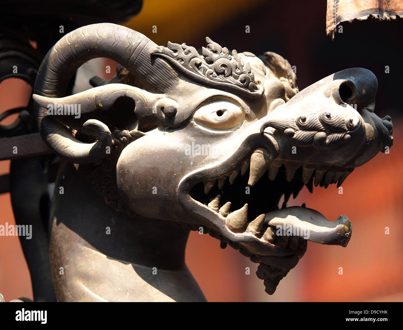 Löwe aus Bronze-Statue im Tempel in Nepal Stockfoto