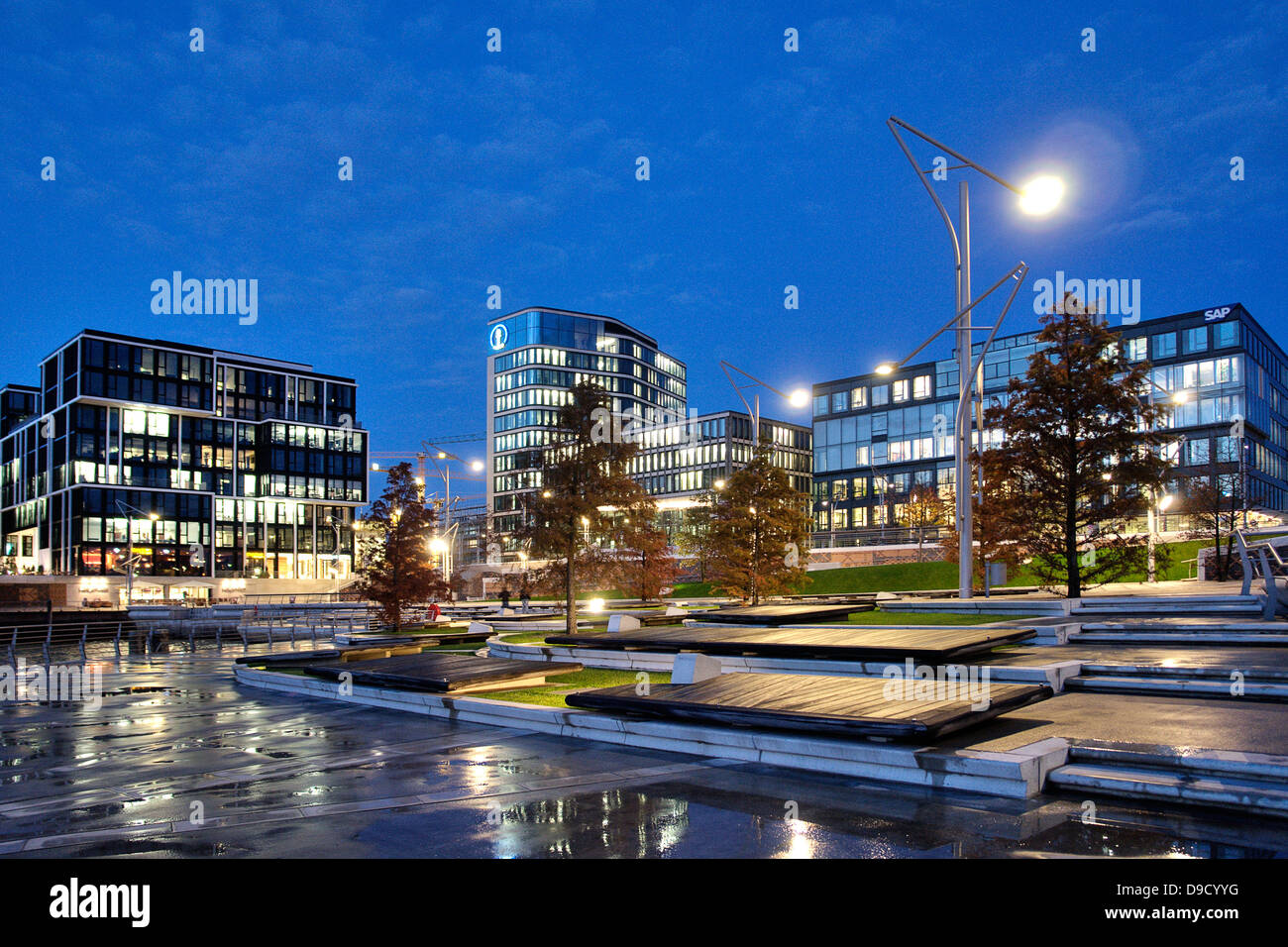 Gebäude in der Hafenstadt bei Nacht Hamburg Stockfoto