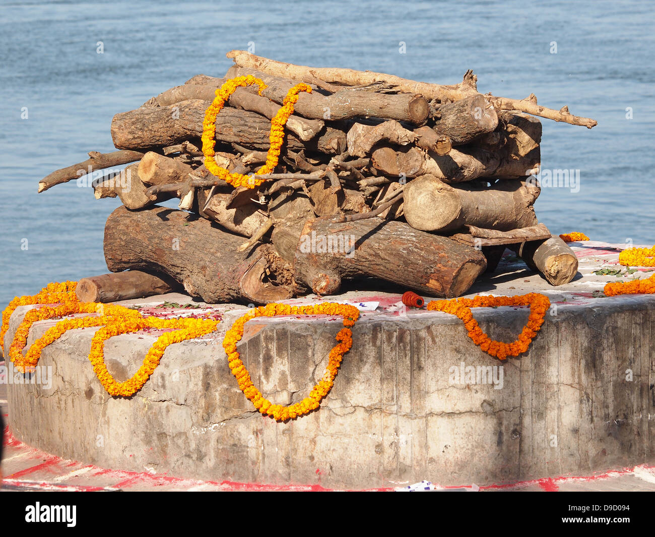 Sandelholz und Blumen für die Kremation Ceramony am Ganges in Varanasi Stockfoto