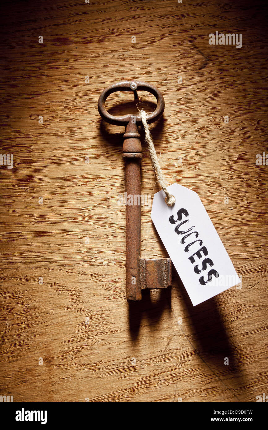 Schlüssel mit Anhänger und das Label Erfolg Schlüssel mit einem Treffen und Erfolg gekennzeichnet ist Stockfoto