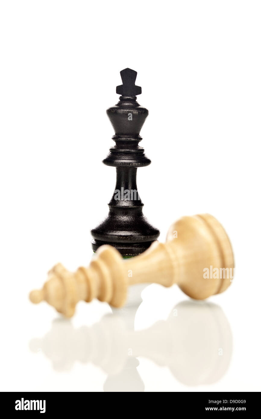 Schachfiguren, der schwarze König und der hit Lady. Schachfiguren, der schwarze König und die Dame geschlagen. Stockfoto