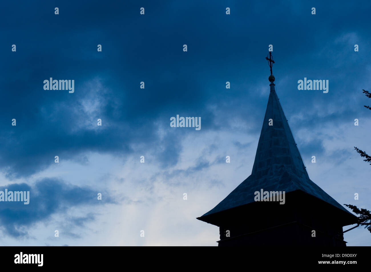 Dach und dunklen Himmel, Polen Stockfoto