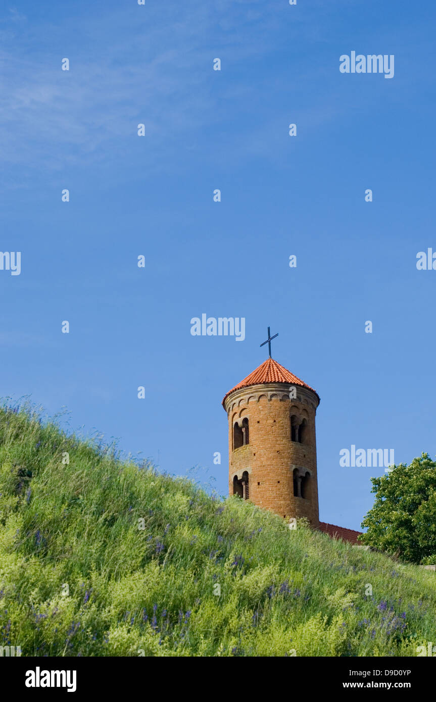 Kirche auf einem Hügel, Polen Stockfoto