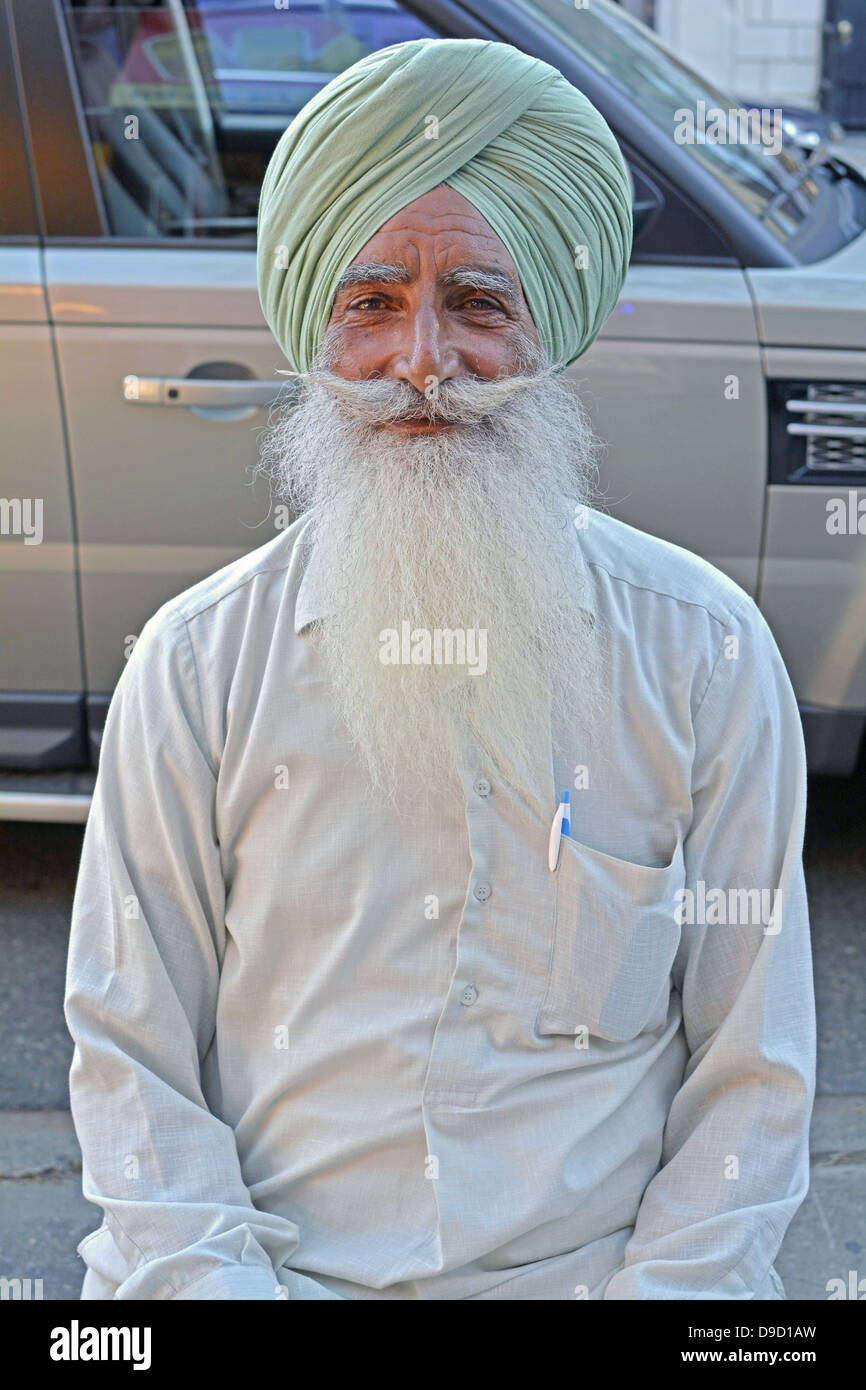 Porträt von einem indischen Mann mit Turban, Bart und ungewöhnliche Schnurrbart in Jackson Heights, Queens, New York Stockfoto