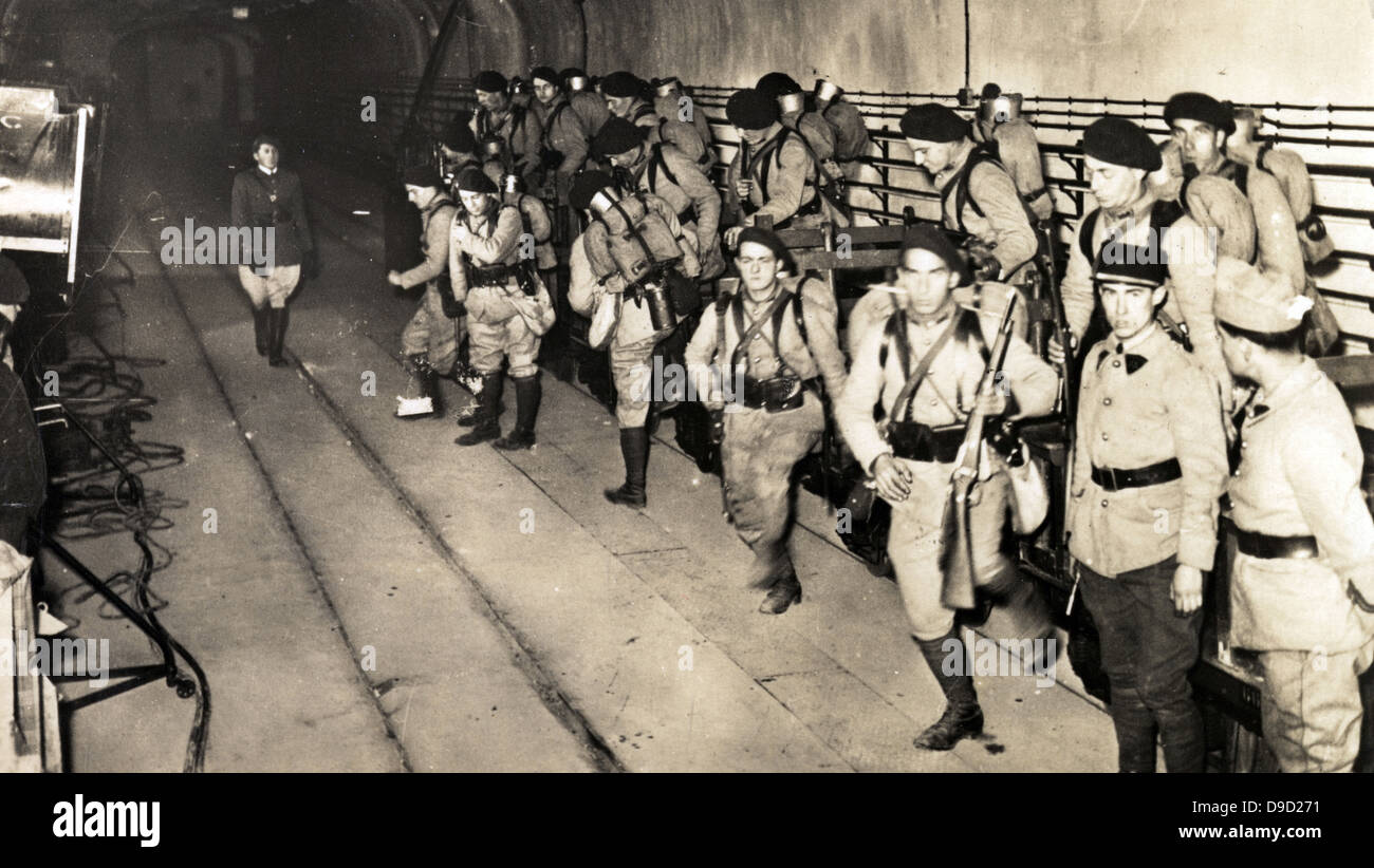 Französische Truppen in den Tunneln der Maginot-linie kurz vor Ausbruch des Zweiten Weltkriegs. Truppen Verlassen der U-Bahn. Stockfoto
