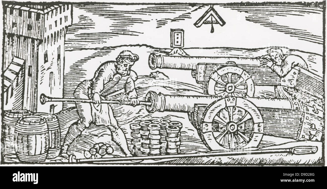 Im Vordergrund ein Gunner ist rammt eine Gebühr in eine Gun Barrel. Im Hintergrund sind eine Pistole und eine gunners Level mit einem Lot. Holzschnitt aus De la Pirotechnia, Venedig, 1540, von vannoccio Biringuccio. Stockfoto