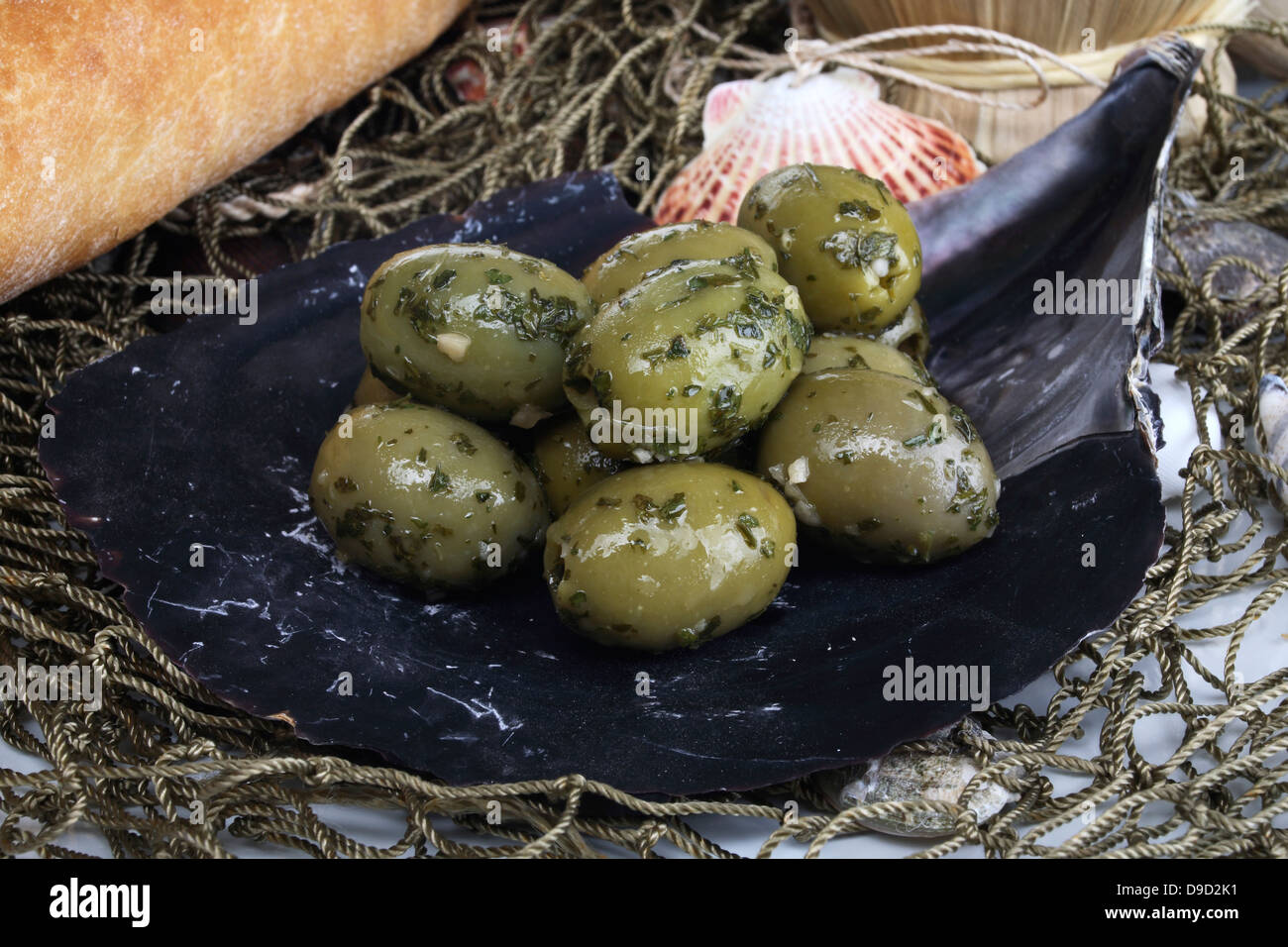 Oliven in einer Muschel Stockfoto