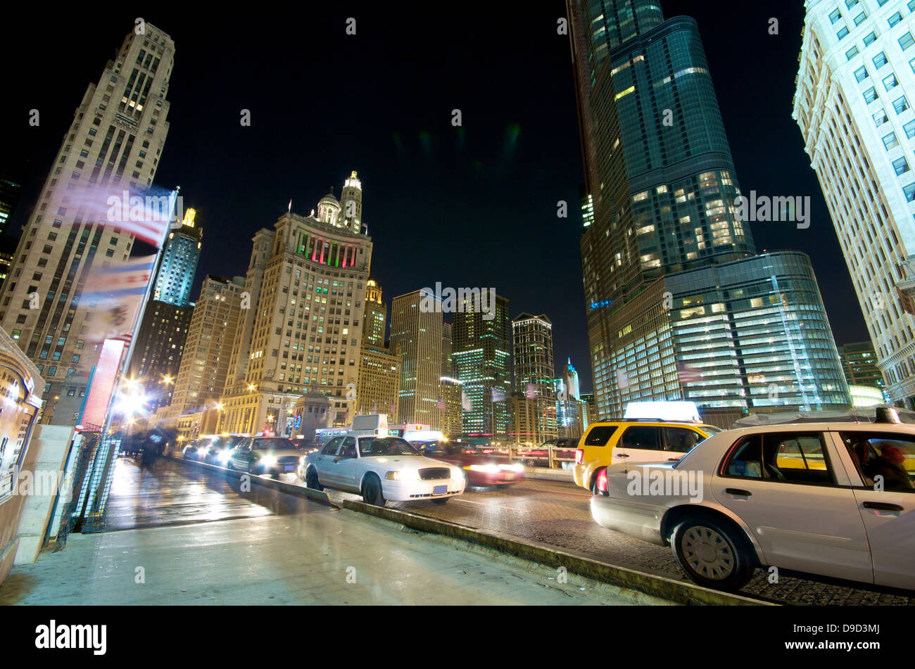 Abend-Verkehr auf der Michigan Avenue in Chicago River. Leben in der Stadt. Stockfoto