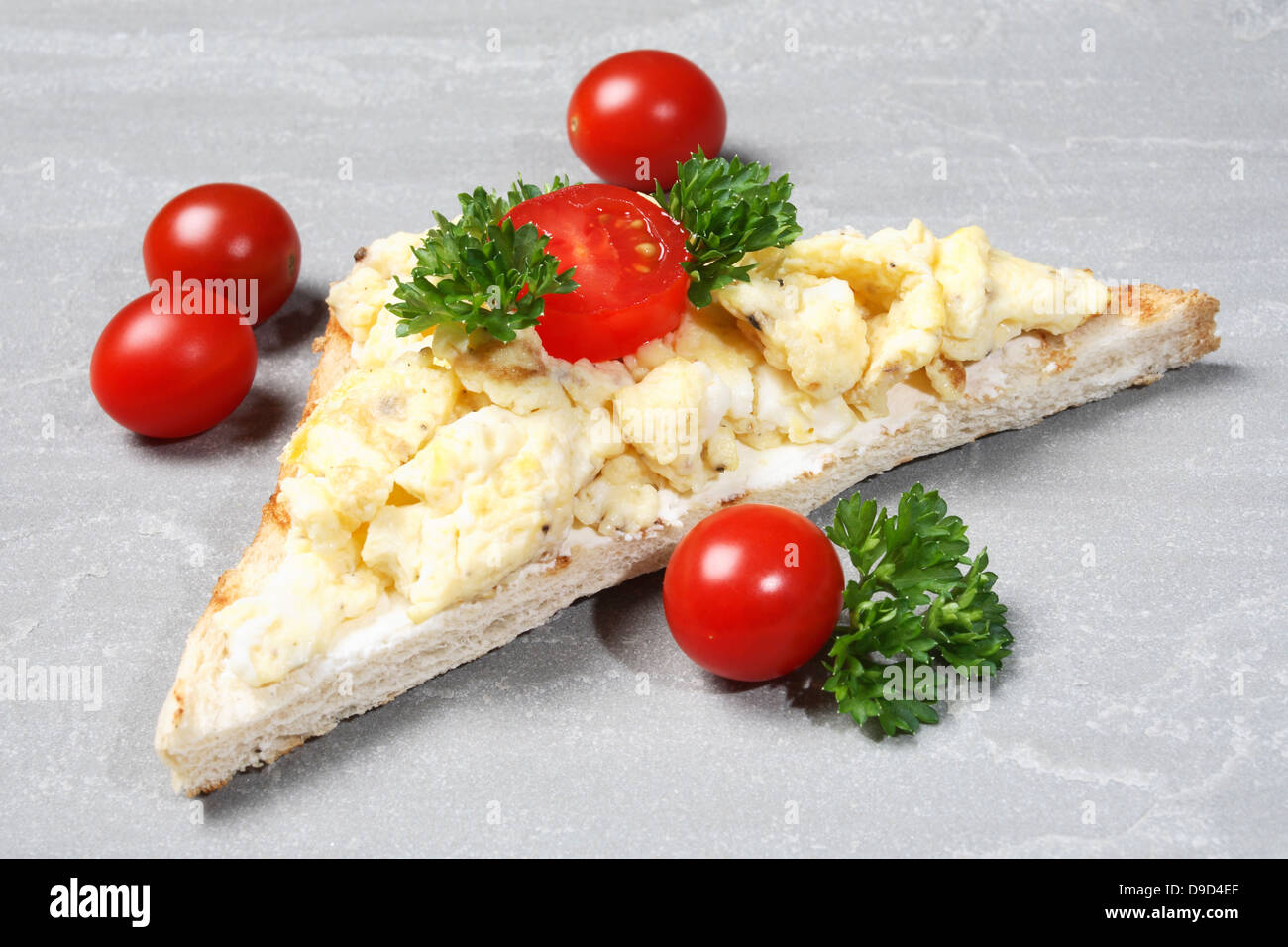 Toast mit Frischkäse und Rührei Stockfoto