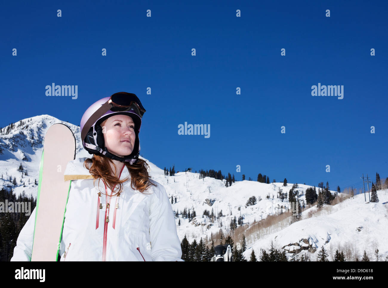 Junge Frau mit Snowboard an der Brighton Ski Resort, Utah, USA Stockfoto
