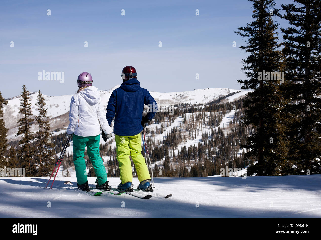 Junges Paar Hand in Hand an Spitze der Skipiste Stockfoto