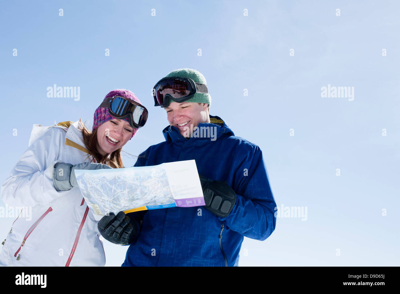 Junges Paar Skikarte holding Stockfoto