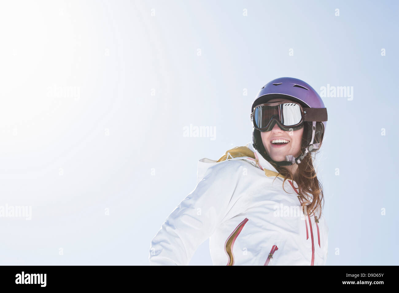 Junge Frau trägt Skibrillen und Helm Stockfoto