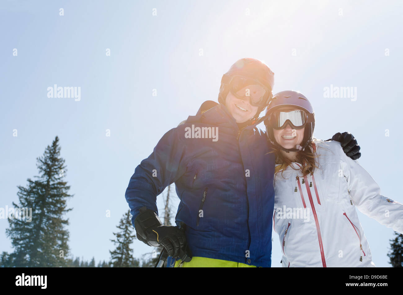 Junges Paar tragen Skibekleidung Stockfoto