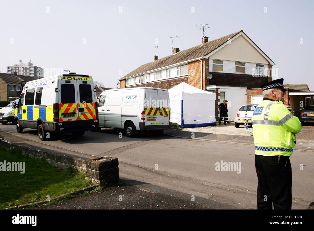 Kriminalbeamten entfernen Beweise von einem Haus in Swindon, angeblich die Heimat von Chris Halliwell, der in Polizeigewahrsam auf Verdacht der Entführung und Ermordung von Sian O' Callaghan und eine weitere unbekannte Person Swindon, Wiltshire - 25.03.11 Stockfoto