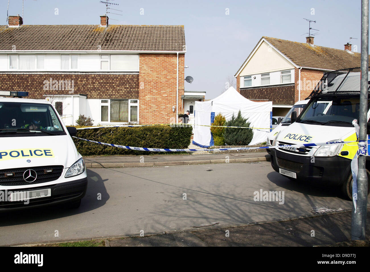 Kriminalbeamten entfernen Beweise von einem Haus in Swindon, angeblich die Heimat von Chris Halliwell, der in Polizeigewahrsam auf Verdacht der Entführung und Ermordung von Sian O' Callaghan und eine weitere unbekannte Person Swindon, Wiltshire - 25.03.11 Stockfoto