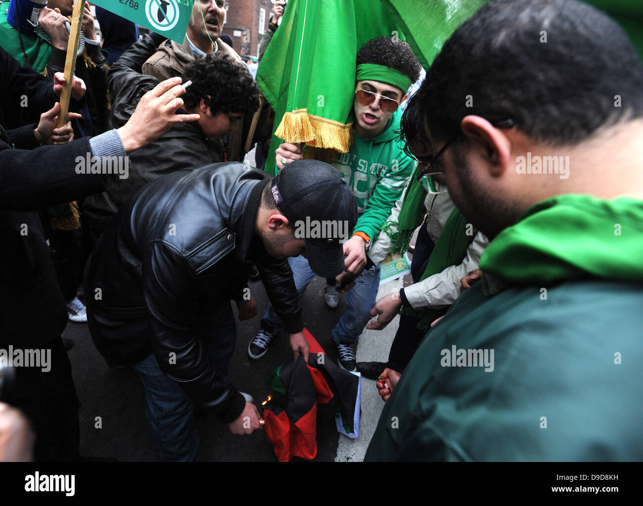 Libysche pro-Gaddafi-Anhänger attackieren gewaltsam eine Gruppe von Demonstranten, die die Flagge der libyschen Rebellen während des Marsches für die Alternative - TUC Demonstration im Zentrum von London. London, England - 26.03.11 Stockfoto
