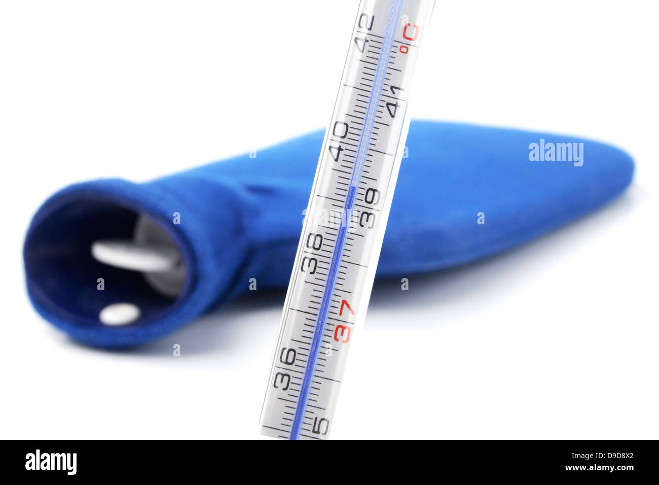 Warmen Flasche mit Fieberthermometer Stockfoto