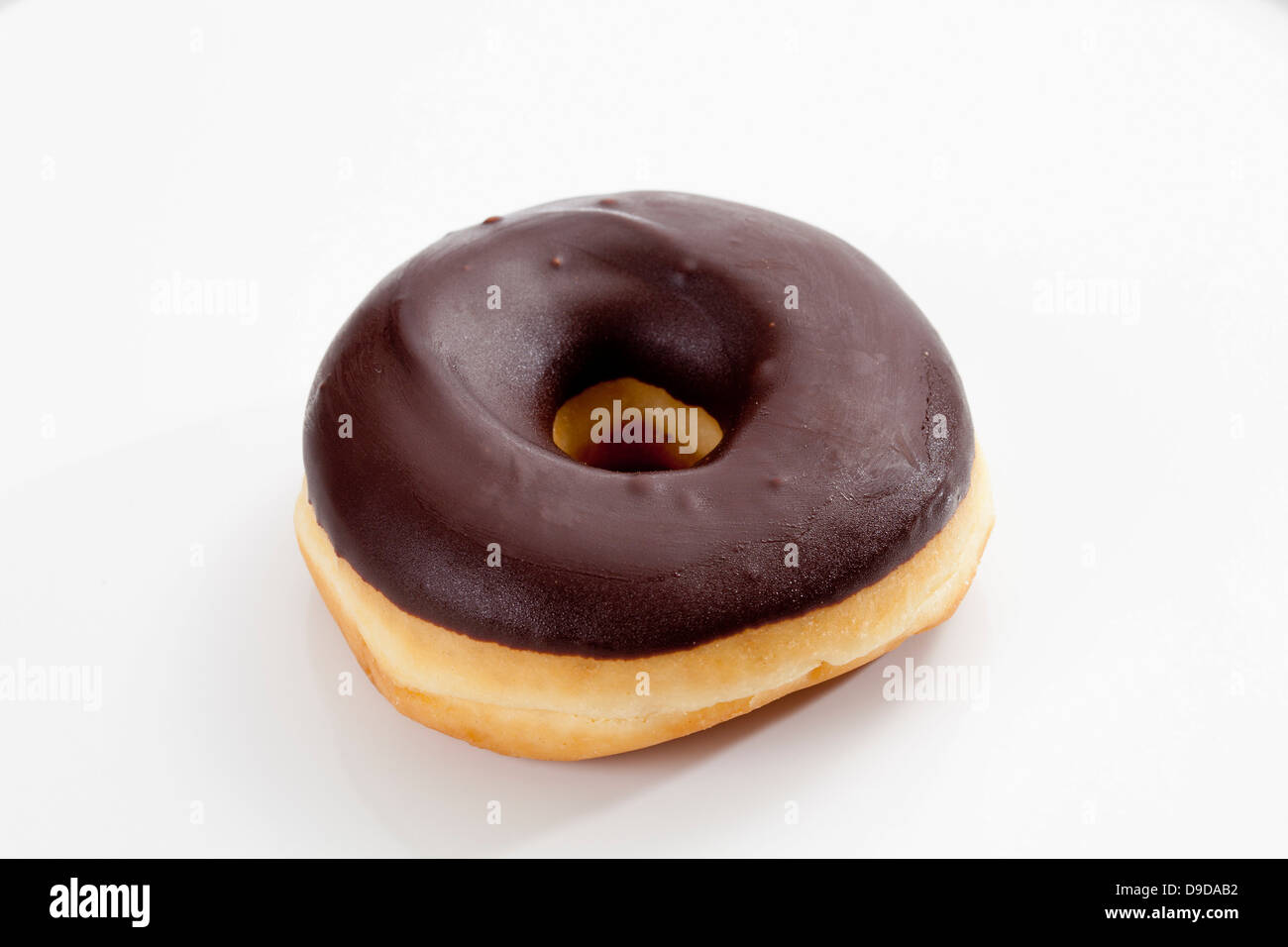 Donut, garniert mit Schokoladenglasur, Nahaufnahme Stockfoto Donut, garniert mit Schokoladenglasur, Nahaufnahme Stockfoto
