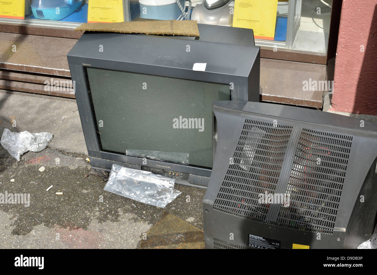 Unerwünschte CRT-Fernseher in einer Straße geworfen Stockfoto