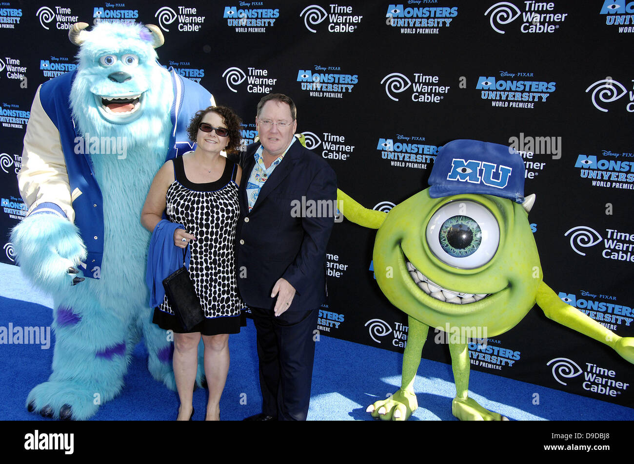 Hollywood, Kalifornien, USA. 17. Juni 2013. James p. '' Sulley'' Sullivan, Nancy Lasseter, John Lasseter und Michael '' Mike'' Wazowski während der Premiere des neuen Films von Disney Pixar MONSTERS UNIVERSITY, am El Capitan Theatre, am 17. Juni 2013, in Los Angeles statt. Kredit: Kredit: Michael Germana/Globe Photos/ZUMAPRESS.com/Alamy Live-Nachrichten Stockfoto