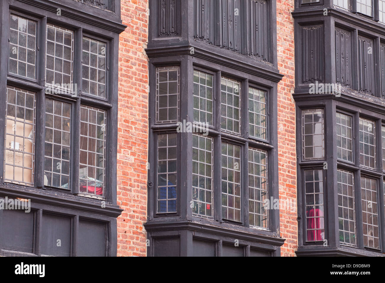 Holzfenster umgibt in York Stadtzentrum Stockfoto