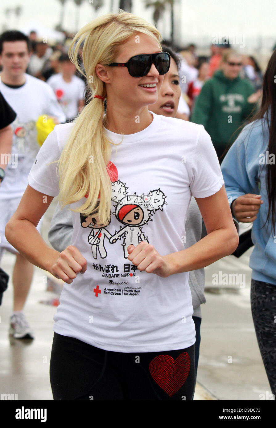 Paris und Nicky Hilton Promis beteiligen "Relief Run" am Strand von Santa Monica um Geld für das amerikanische Rote Kreuz Japan Erdbeben und Pacific Tsunami Fund Los Angeles, Kalifornien - 27.03.11 Stockfoto