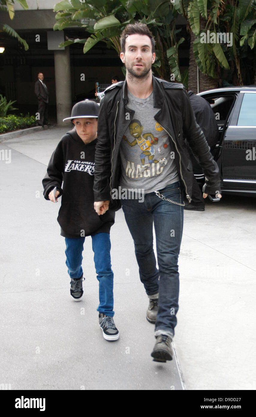 Adam Levine und seinem Sohn Prominente besuchen ein Spiel der LA Lakers auf  dem Staples Center Los Angeles, Kalifornien, USA - 27.03.11 Stockfotografie  - Alamy