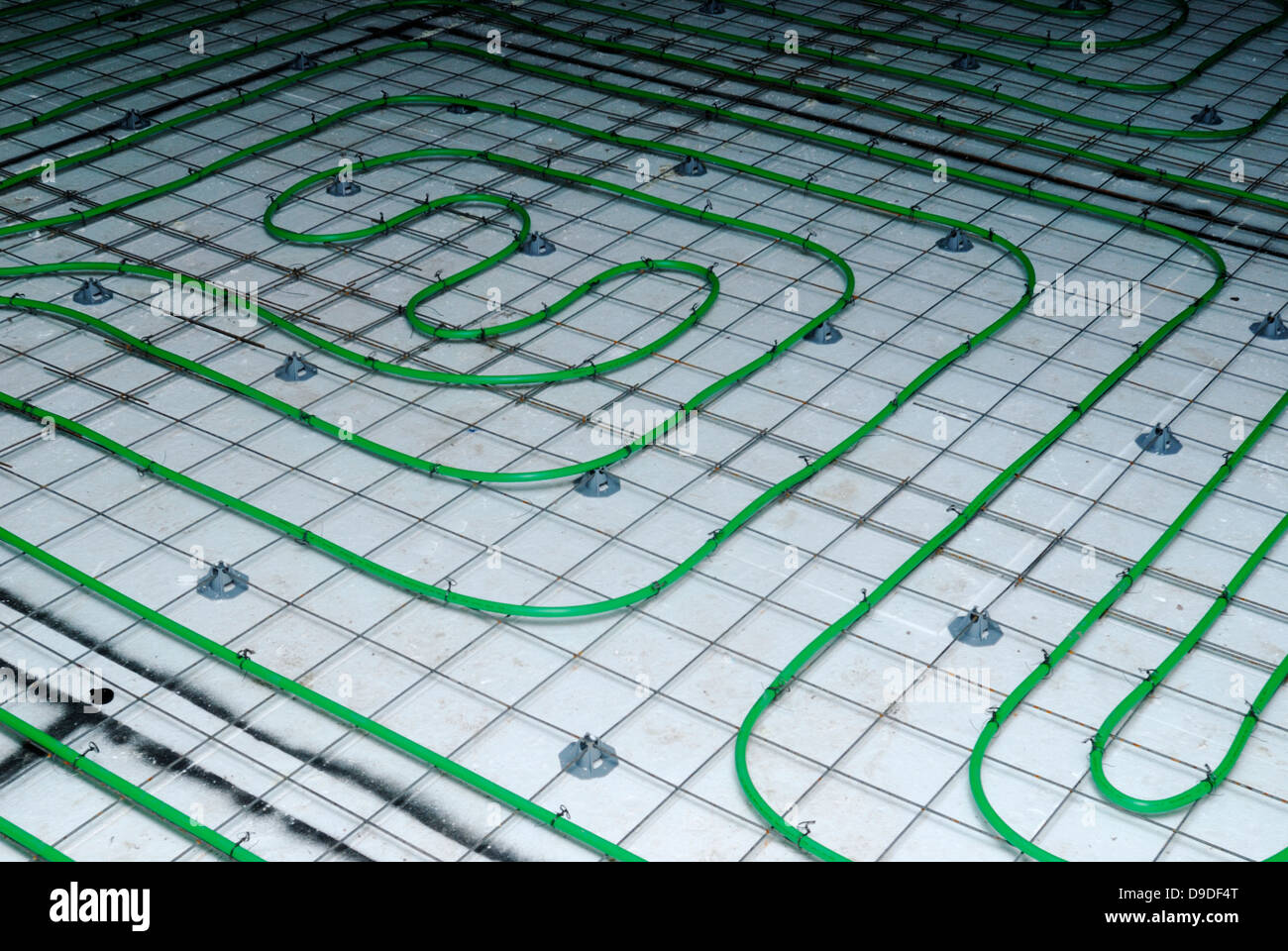Hydronic Fußbodenheizung Rohre, bevor sie mit Beton bedeckt sind Stockfoto