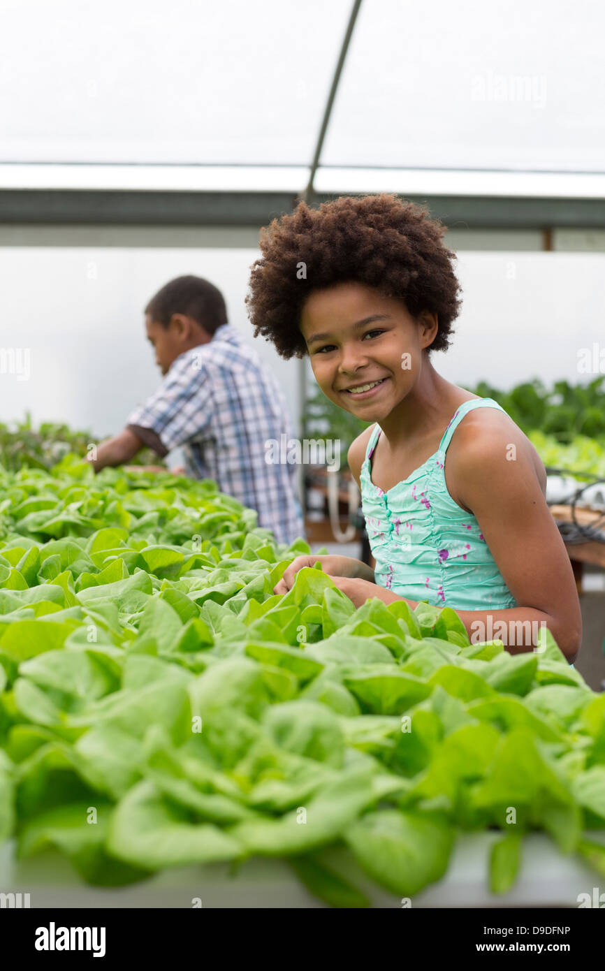 Kinder, die Pflege der Pflanzen im Kindergarten Stockfotografie - Alamy