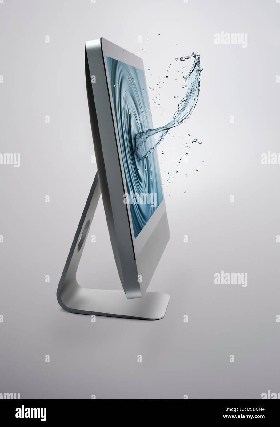 Computer-Bildschirm mit Spritzer Wasser auf Bildschirm Stockfoto