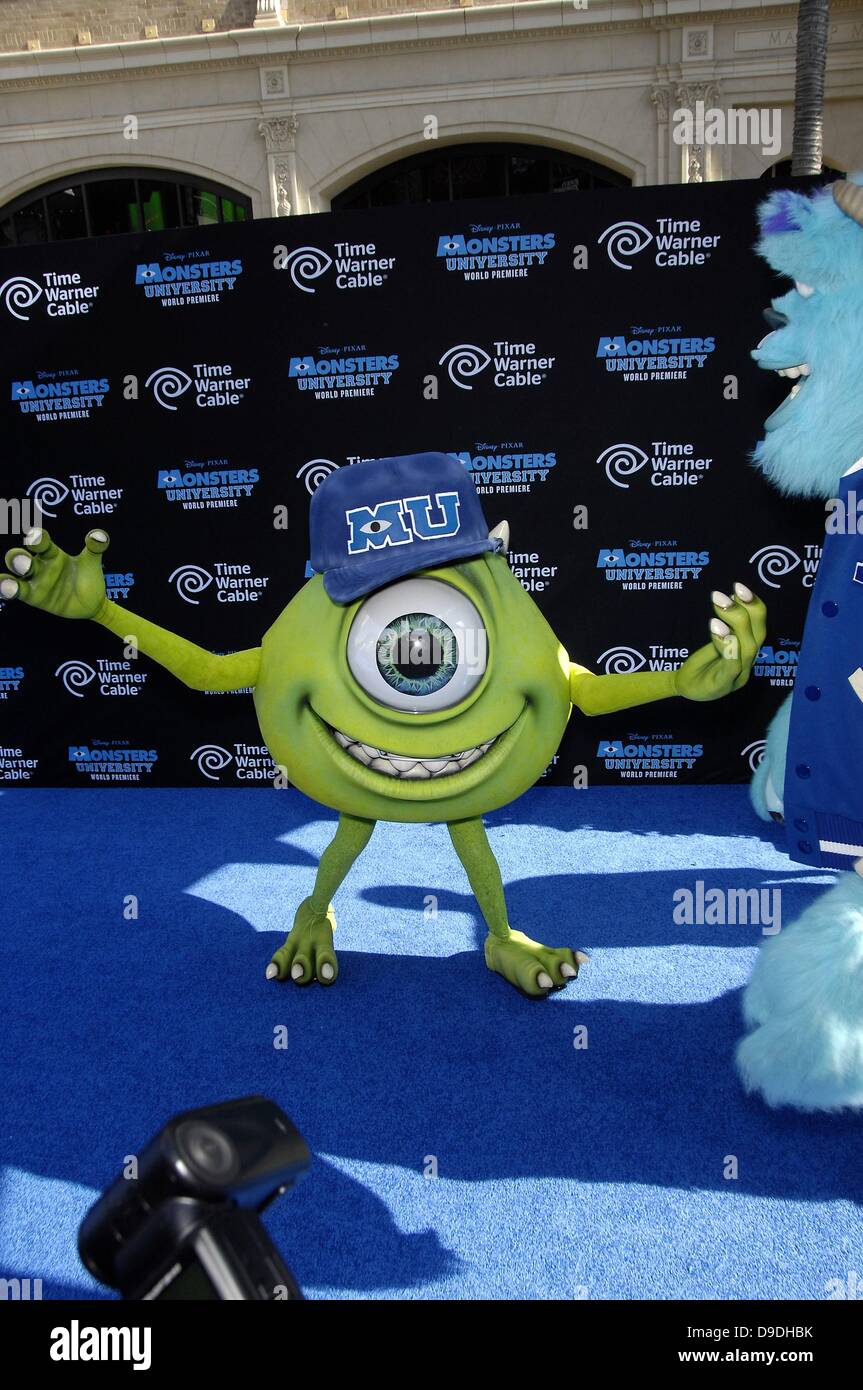 Los Angeles, Ca. 17. Juni 2013. Michael Mike Wazowski bei der Ankunft für MONSTERS UNIVERSITY Premiere, El Capitan Theatre, Los Angeles, CA 17. Juni 2013. Bildnachweis: Michael Germana/Everett Collection/Alamy Live-Nachrichten Stockfoto