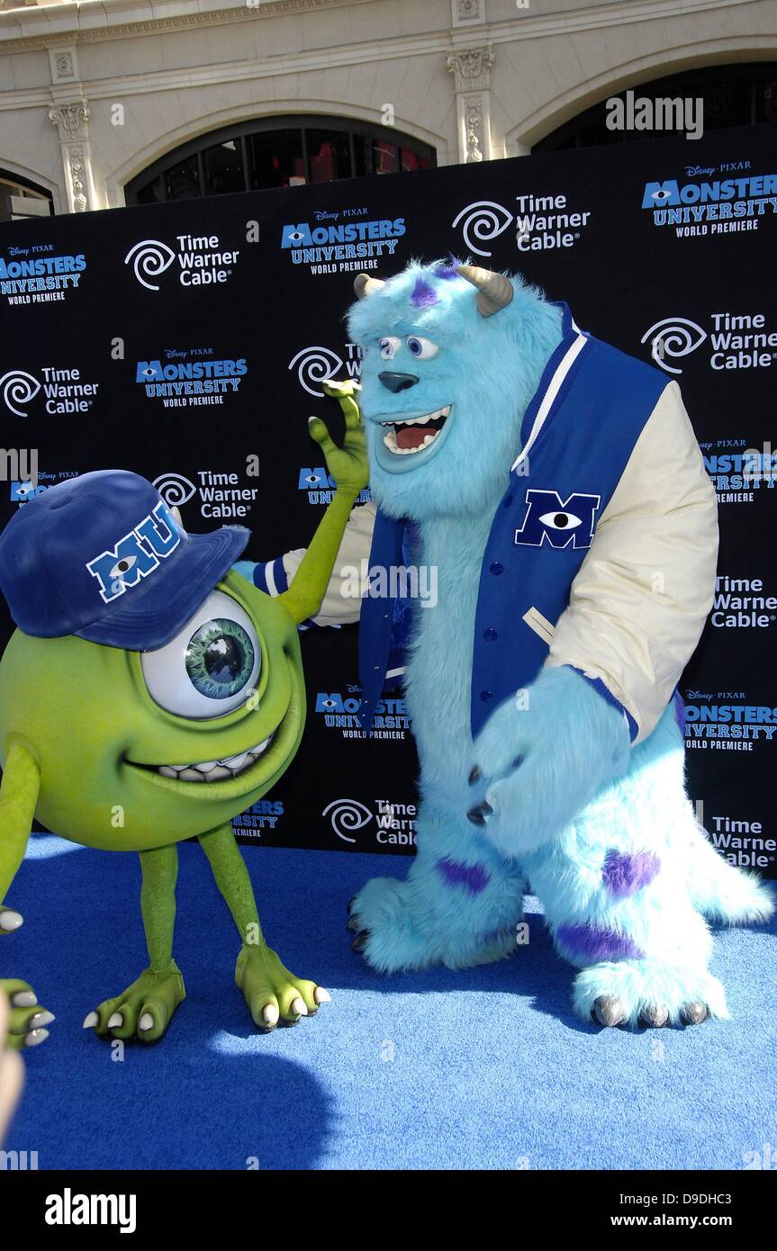 Los Angeles, Ca. 17. Juni 2013. Michael Mike Wazowski, James P. Sulley Sullivan im Ankunftsbereich für MONSTERS UNIVERSITY Premiere, El Capitan Theatre, Los Angeles, CA 17. Juni 2013. Bildnachweis: Michael Germana/Everett Collection/Alamy Live-Nachrichten Stockfoto