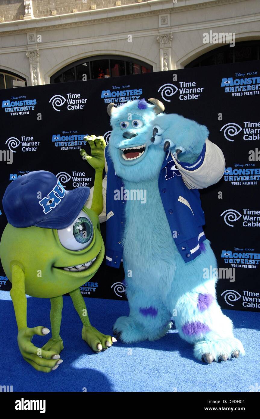 Los Angeles, Ca. 17. Juni 2013. Michael Mike Wazowski, James P. Sulley Sullivan im Ankunftsbereich für MONSTERS UNIVERSITY Premiere, El Capitan Theatre, Los Angeles, CA 17. Juni 2013. Bildnachweis: Michael Germana/Everett Collection/Alamy Live-Nachrichten Stockfoto